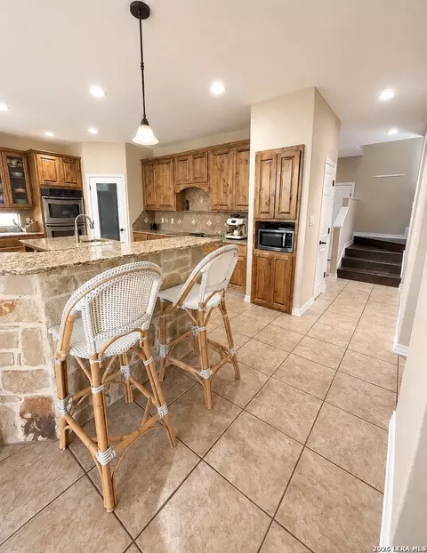 Kitchen - 704 Jack Nicklaus, Devine, TX 78016 photo 3 of 4