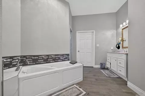 Bath - 14315 Quesenberry Rd, Von Ormy, TX 78073 photo 2 of 7