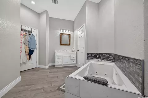 Bath - 14315 Quesenberry Rd, Von Ormy, TX 78073 photo 3 of 7