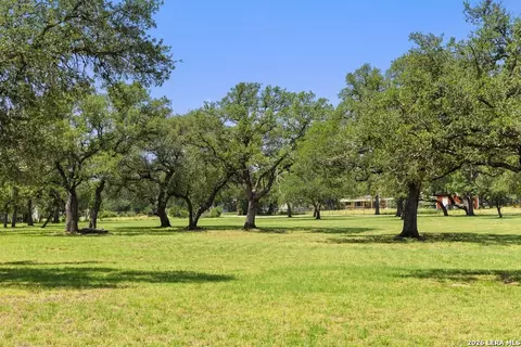 118 Crestview Dr, Johnson City, TX 78636