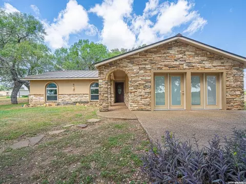 1935 E Fm 1518, Saint Hedwig, TX 78152