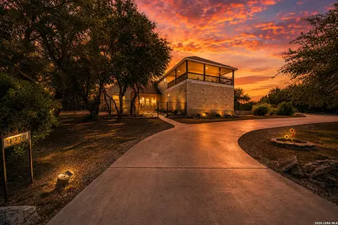1270 Heritage Hl, Canyon Lake, TX 78133
