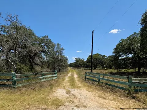 2404 County Road 320, Floresville, TX 78114