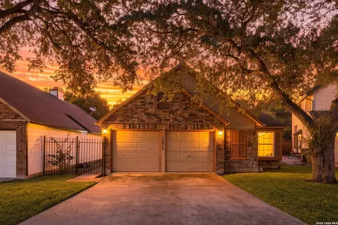 16610 Fallen Tree Dr, San Antonio, TX 78247