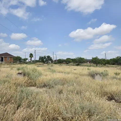 736 Chula Vista Rd, Eagle Pass, TX 78852 photo 4