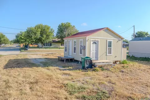 702 E Starr St, Crystal City, TX 78839