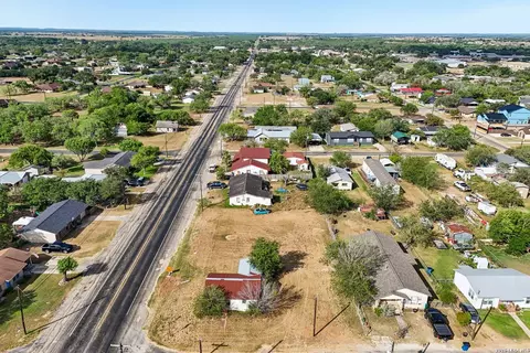 101 N Mcdaniel St, Poth, TX 78147 photo 3