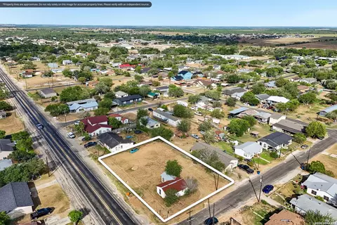 101 N Mcdaniel St, Poth, TX 78147