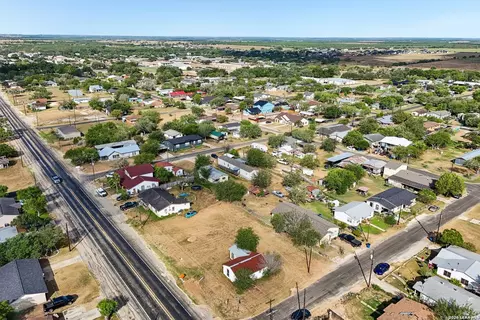 101 N Mcdaniel St, Poth, TX 78147 photo 4