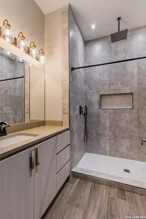 Bath - 1022 Colon Ln, Eagle Pass, TX 78852 photo 6 of 8