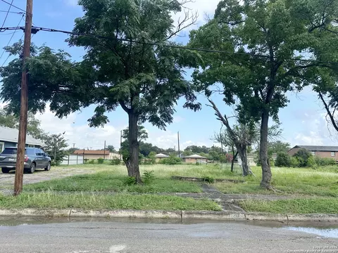 213 E Lindbergh Blvd, Universal City, TX 78148