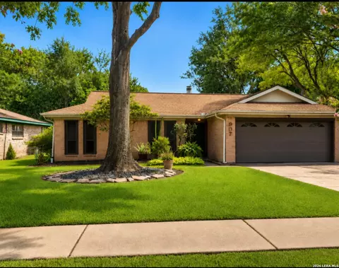 907 Redway Ln, Houston, TX 77062