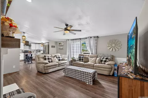 230 Molly Dr, Lytle, TX 78052 photo 12