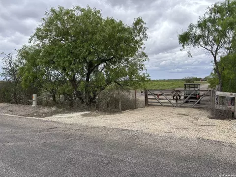 1460 County Road 193, Karnes City, TX 78118