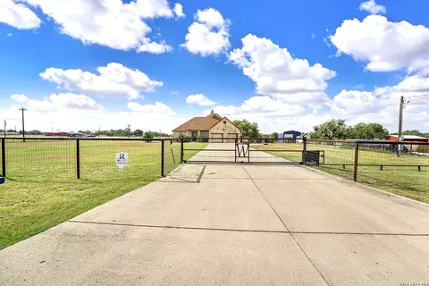 101 Hickory Run, La Vernia, TX 78121