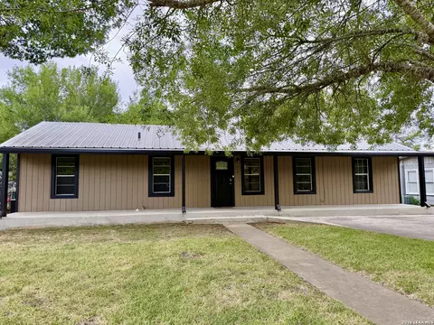 959 E Ireland St, Seguin, TX 78155