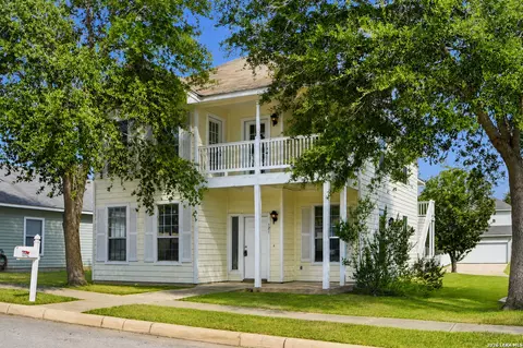 121 Lark Hl, Floresville, TX 78114