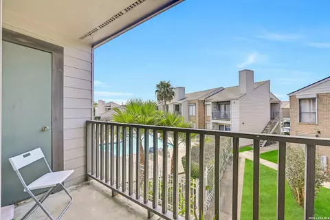 3220 69th St #J6, Galveston, TX 77551