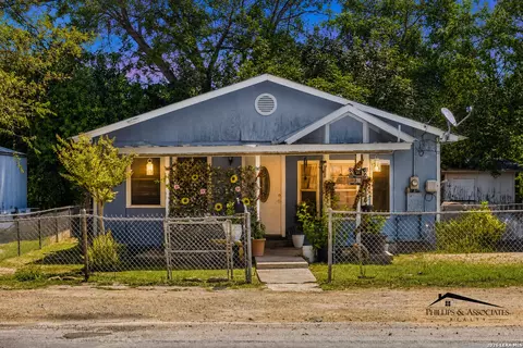 1709 Avenue E, Hondo, TX 78861