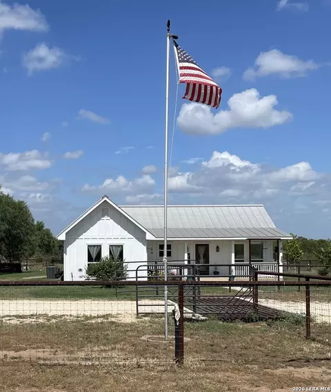 977 Private Road 1688, Moore, TX 78057