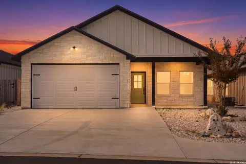 1012 Creswell Ln, Kerrville, TX 78028