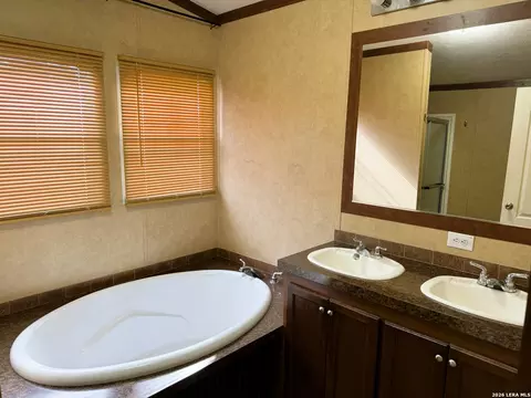 Bath - 385 W County Road 5719, Devine, TX 78016 photo 1 of 5