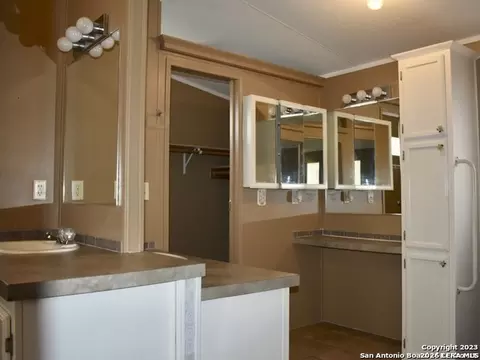 Bath - 385 W County Road 5719, Devine, TX 78016 photo 4 of 5