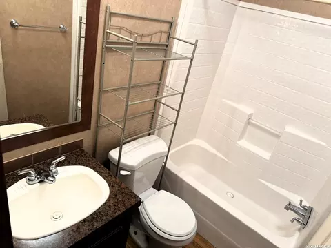 Bath - 385 W County Road 5719, Devine, TX 78016 photo 2 of 5