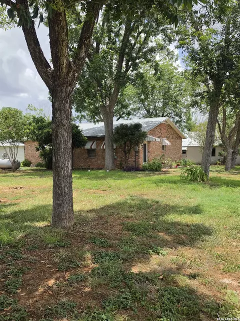 305 Waltom Ave, Jourdanton, TX 78026