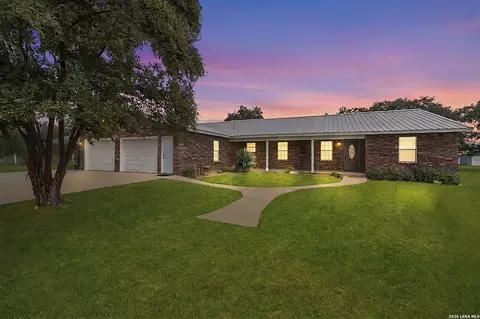 172 Meadow Lake Dr, Seguin, TX 78155