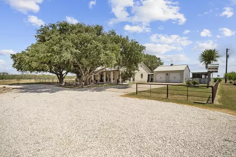 809 County Road 213, Mccoy, TX 78113
