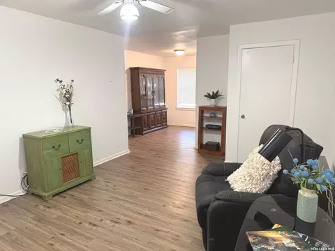 604 Mockingbird, Devine, TX 78016 photo 3