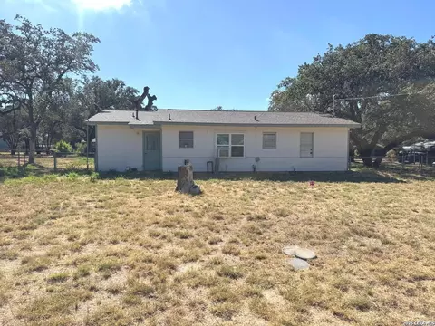 604 Mockingbird, Devine, TX 78016 photo 9