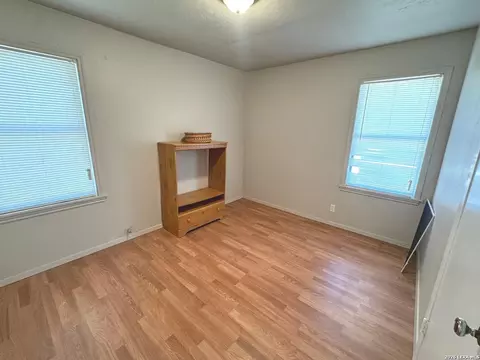 604 Mockingbird, Devine, TX 78016 photo 8