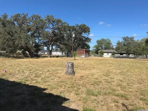 604 Mockingbird, Devine, TX 78016 photo 10