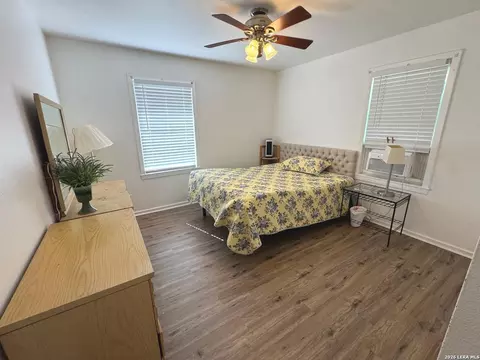 604 Mockingbird, Devine, TX 78016 photo 6