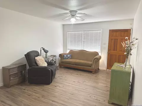 604 Mockingbird, Devine, TX 78016 photo 2