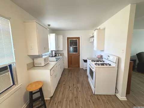 604 Mockingbird, Devine, TX 78016 photo 4