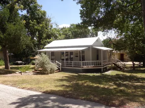 493 W Jahn St, New Braunfels, TX 78130