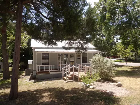 493 W Jahn St, New Braunfels, TX 78130