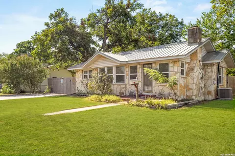 401 E Weinert St, Seguin, TX 78155