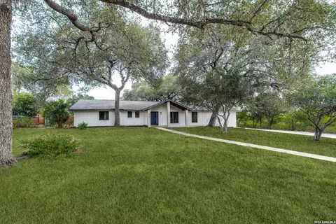 612 Skyforest Dr, Hollywood Park, TX 78232