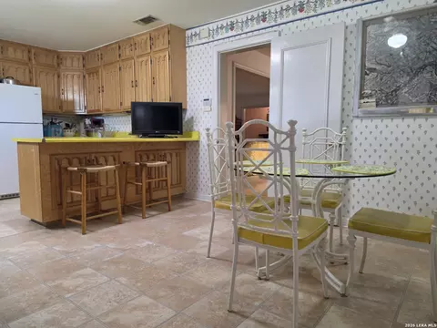 Dining - 905 Tilden, Cotulla, TX 78014 photo 4 of 4
