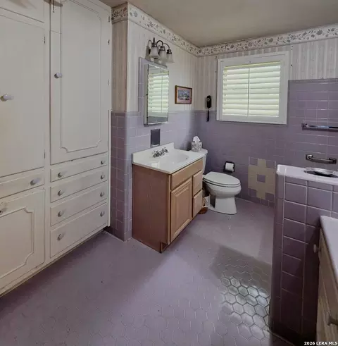 Bath - 905 Tilden, Cotulla, TX 78014 photo 2 of 3