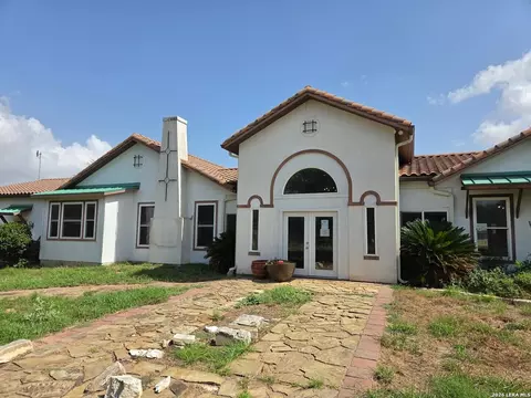 2270 County Road 306, Floresville, TX 78114
