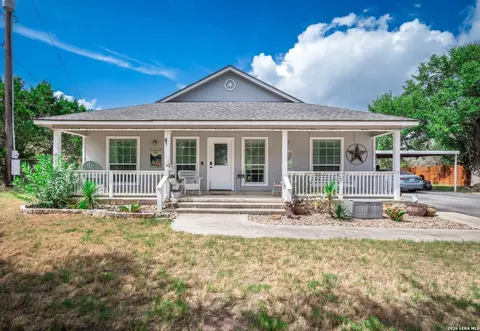 646 Appaloosa Dr, Fischer, TX 78623