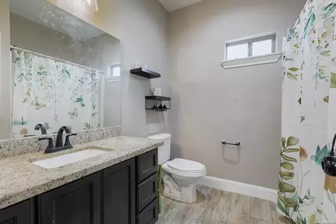 Bath - 3853 White Tail Dr, Eagle Pass, TX 78852 photo 3 of 4