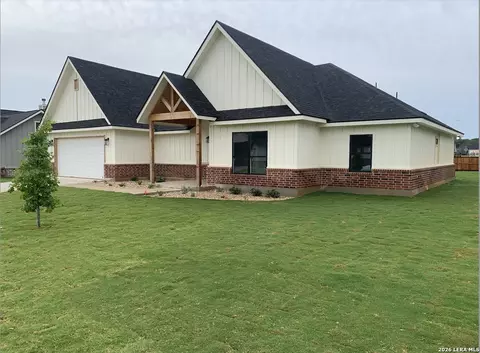 109 W Magnolia Cir, La Vernia, TX 78121
