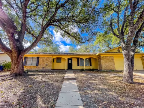 1404 E Inez St, Beeville, TX 78102