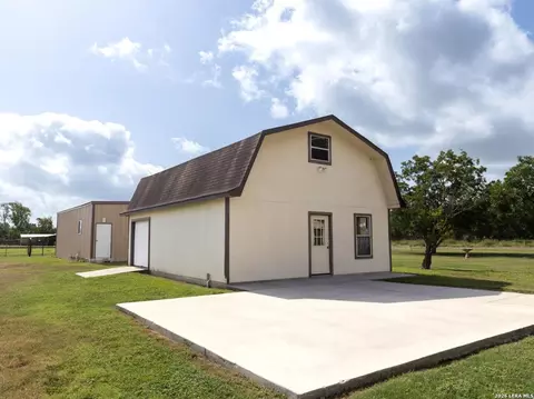 Exterior - 730 County Road 664, Devine, TX 78016 photo 10 of 12